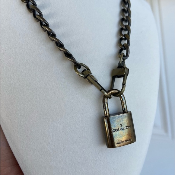 Authentic Bronze Louis Vuitton lock and chain - Picture 3 of 4